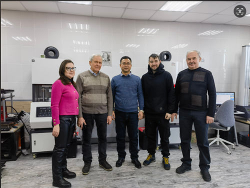 古い顧客を訪問し,新しい生産機器の投資について議論