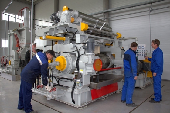 購入 ゴム製混合のための自動ゴム製開いた混合の製造所 15kw 2 ロール製造所 online manufacture