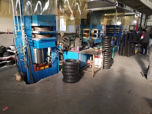 よい価格 蒸気加熱式ソリッドラバー農業用車両タイヤ加硫プレス機、200トン加圧力、0～999秒加硫時間 オンライン